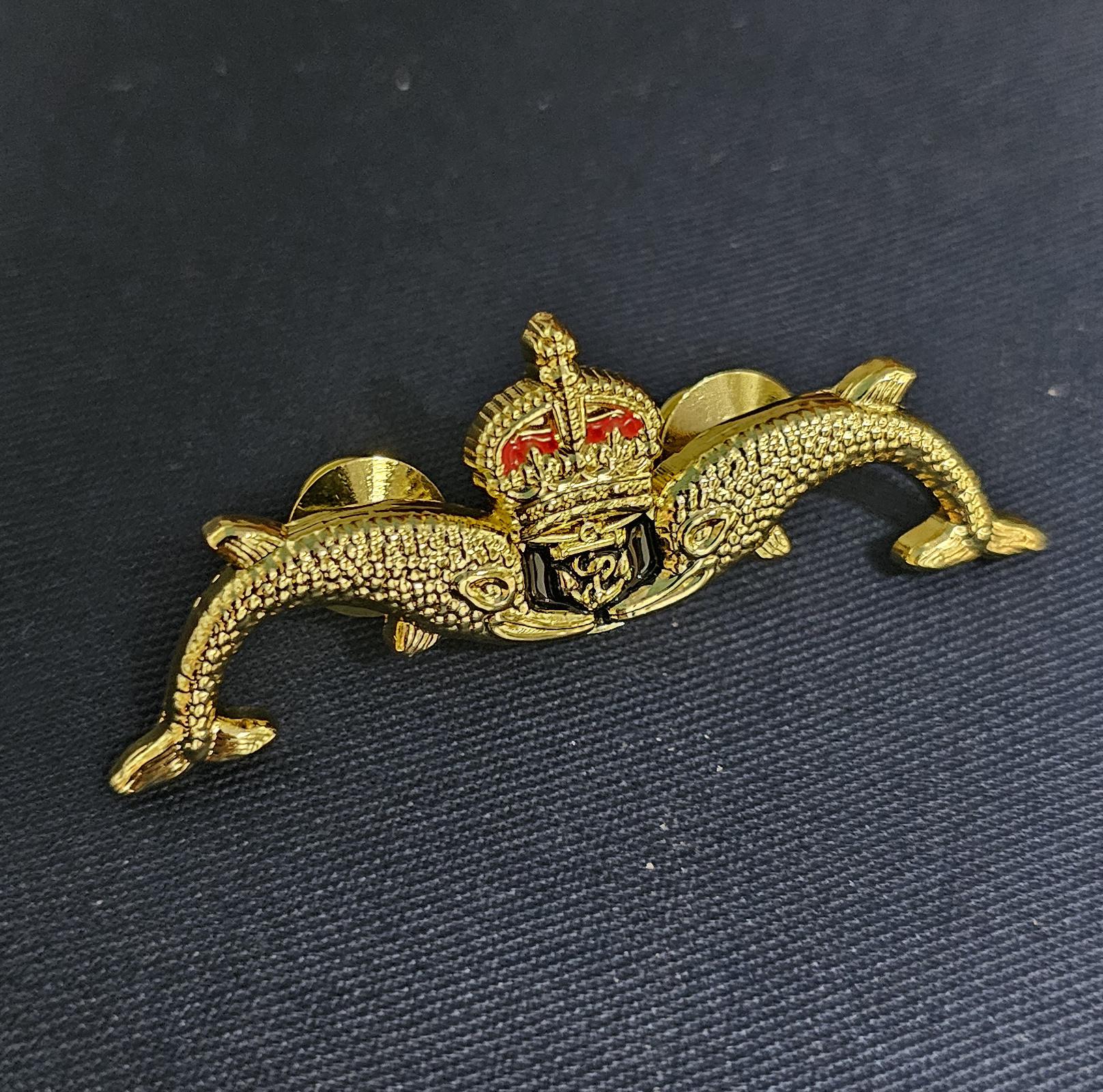 Royal Navy Submariner Kings Crown Metal badge brooch Submarine cr3