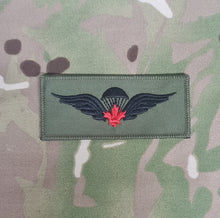 Load image into Gallery viewer, Canadian / Canada Airborne Parachutist Qualification Wings - Red Maple Leaf (Basic) (Variation)
