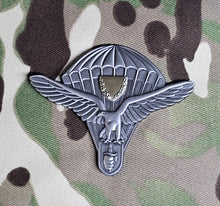 Load image into Gallery viewer, Slovakia / Slovakian Parachutist Qualification Metal Jump Wings Badge
