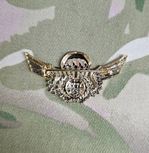 Load image into Gallery viewer, Portugal / Portuguese Parachutist Metal Jump Wings Badge
