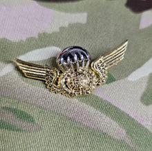 Load image into Gallery viewer, Portugal / Portuguese Parachutist Metal Jump Wings Badge
