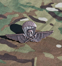 Load image into Gallery viewer, Metal Hungary / Hungarian 1940 / 2021 M - Airborne Parachutist Qualification Wings (Bronze Colour)
