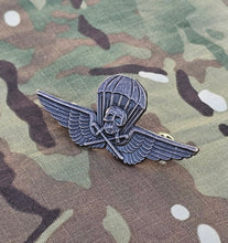 Load image into Gallery viewer, Metal Hungary / Hungarian 1940 / 2021 M - Airborne Parachutist Qualification Wings (Bronze Colour)
