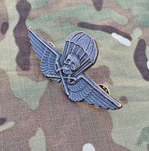 Load image into Gallery viewer, Metal Hungary / Hungarian 1940 / 2021 M - Airborne Parachutist Qualification Wings (Bronze Colour)

