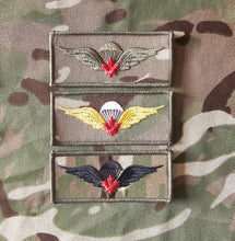 Load image into Gallery viewer, Canadian / Canada Airborne Parachutist Qualification Wings - Red Maple Leaf (Basic) (Variation)
