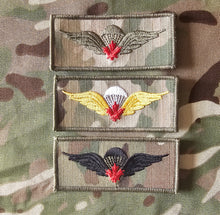 Load image into Gallery viewer, Canadian / Canada Airborne Parachutist Qualification Wings - Red Maple Leaf (Basic) (Variation)
