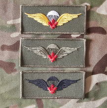 Load image into Gallery viewer, Canadian / Canada Airborne Parachutist Qualification Wings - Red Maple Leaf (Basic) (Variation)
