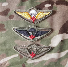 Load image into Gallery viewer, Canadian / Canada Airborne Parachutist Qualification Wings - Red Maple Leaf (Basic) Badge / Patch
