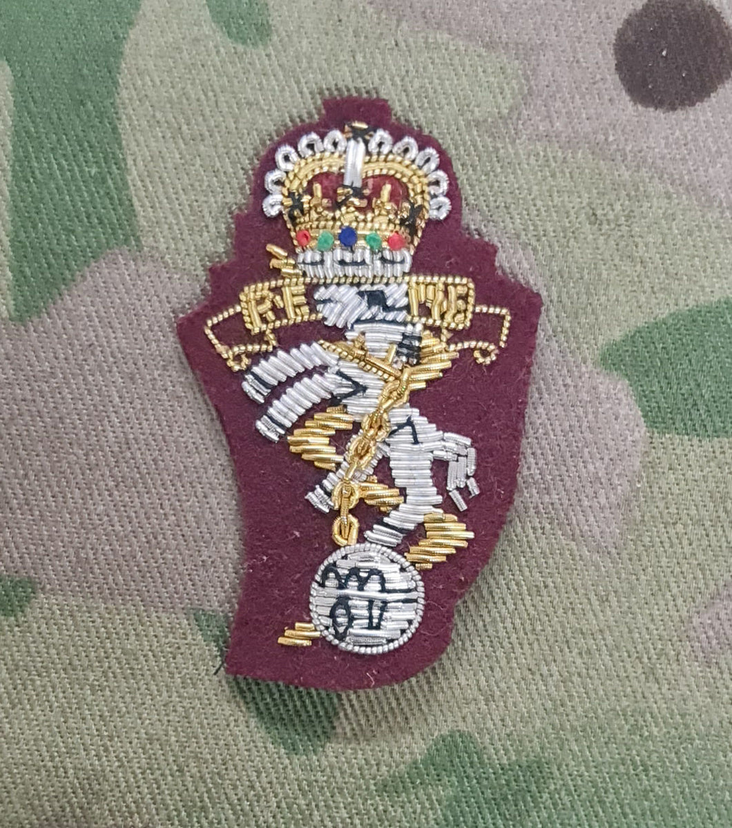 Royal Electrical & Mechanical Engineer / REME Maroon Officers Bullion stitched Beret Badge (EIIR)