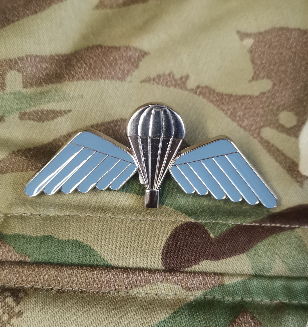 Australian / Australia parachutist jump wings metal badge