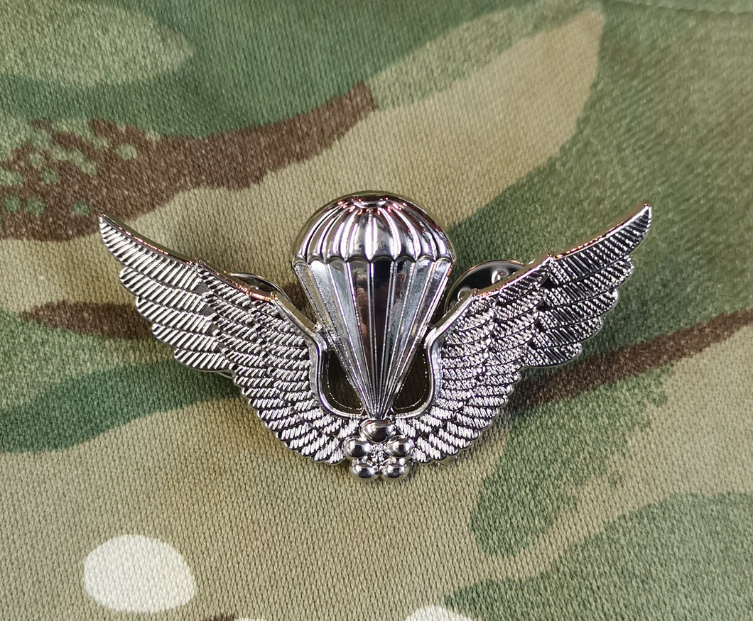 Korea / Korean parachutist jump wings metal badge