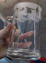 Load image into Gallery viewer, Airborne WW2 Arnhem silhouette Engraved Glass Pint Tankard 570ml
